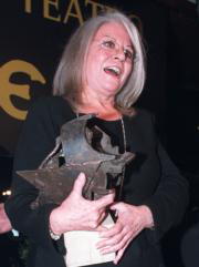 Mara Recatero, con su premio Mayte. Javier Prieto