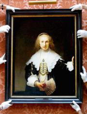 El retrato de Agatha Bas, de Rembrandt, en manos de los operarios que preparaban la apertura al público de las Salas de Estado de Buckingham. Epa