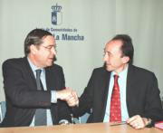 Fernando Lamata y Miguel Ángel Ruiz-Ayúcar, durante la firma del convenio de colaboración contra la drogadicción. Ó. Huertas