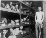 Prisioneros en un campo de concentración nazi. A la derecha, Josef Mengele, el «doctor de la muerte». ABC