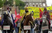 ApManifestantes protestaban ayer en Roma por la decisión gubernamental de participar en el ataque a Afganistán