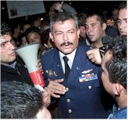 El coronel rebelde Soto, el pasado jueves, durante las protestas frente a La Casona