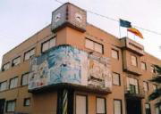 Ayuntamiento de Benejúzar, con el mural que recuerda el seísmo de 1829.ABC