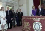 Doña Sofía, junto a Gonzalo Anes, se dispone a escuchar a Julián Marías. Jaime García