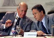 El presidente de Chile Ricardo Lagos juntoa al de Argentina Eduardo Duhalde en el transcurso de la Cumbre