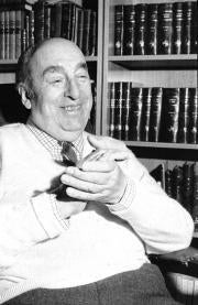 Pablo Neruda, en su preciadabiblioteca, rodeado de libros. ABC