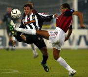 Rivaldo disputa el balón a Ferrara en un momento del clásico italianoREUTERS