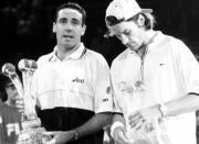 Alex Corretja y Carlos Moyá, después de la histórica final de 1998 REUTERS