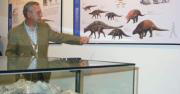 Meijide explica alguno de los paneles de la exposición. M. H.