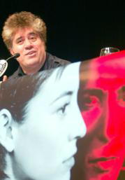 Almodóvar, sobre el póster de la película, ayer en el Círculo de BB.AA.IGNACIO GIL