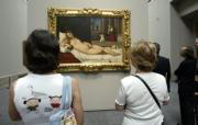 Dos visitantes contemplan la «Venus de Urbino». Sólo por ver este cuadro merece la pena la visita a la muestra. CHEMA BARROSO