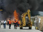 El fuego, de elevada toxicidad, alcanzó grandes dimensiones avivado por el viento. F. V.