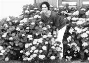 Mónica Fernández-Aceytuno, en el jardín de su casa en Galicia. ABC