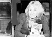 J. K. Rowling sostiene un ejemplar de Harry Potter, que la ha convertido en la mujer más rica de Inglaterra