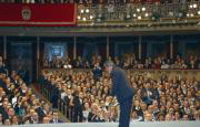 El presidente de Brasil, Luiz Inácio Lula da Silva, saluda al público al recibir el galardón de Cooperación Internacional. EFE