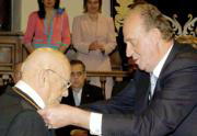 POOL Su Majestad el Rey entrega el premio al galardonado
