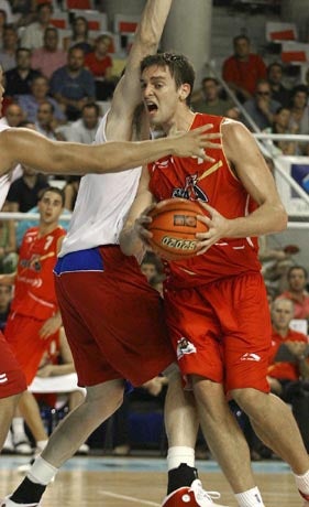 Gasol lucha con dos jugadores de Puerto Rico. EFE