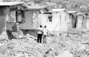 REUTERS Unos jamaicanos observaban ayer la destrucción que dejó el paso del huracán «Iván» en unos edificios de Kingston
