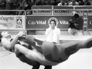 Almudena aplaude la bonita actuación de dos gimnastas en la celebración de su homenaje. EFE