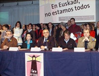 Fernando Savater, María del Carmen de las Heras, Mikel Buesa, Mikel Azumendi y José María Calleja, miembros del Foro de Ermua, durante la presentación hoy