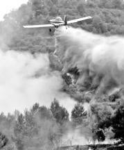 MIKEL PONCE Una aeronave interviene en el reciente incendio declarado en Xátiva