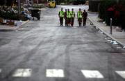 Soldados israelíes caminan por una calle desierta del asentamiento judío de Neve Dekalim, al sur de Gaza, donde han sido ya evacuados la mayoría de los colonos