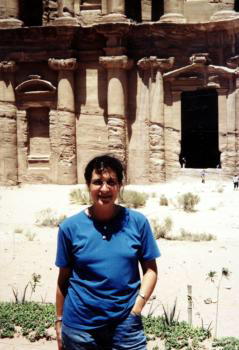 Layla junto a la fachada del templo del Monasterio en la ciudad de Petra