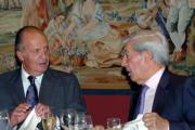 POOL Don Juan Carlos conversa con el escritor Mario Vargas Llosa