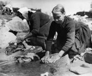 En los años sesenta, en los días de colada, las mujeres lavaban en las losas de la Casa del Agua, en Montejo de la Sierra