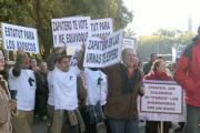 Un grupo de quiosqueros, ayer, durante su protesta en Sevilla