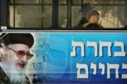 AP Dos judíos ortodoxos viajan en un autobús decorado con un cartel electoral del partido religioso Shas