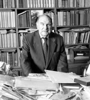 GONZALO CRUZ Julián Marías, en su despacho, rodeado de libros