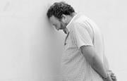 El padre del joven Miguel Clavijo (a la izquierda) llora de cara a la pared del tanatorio de Algeciras donde se veló el cadáver de su hijo. A.C. RAGEL/EFE