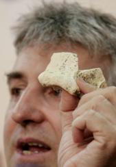 F. O. Arsuaga muestra un hueso del cráneo C15, de un Homo heidelbergensis de hace 500.000 años