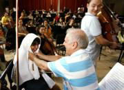 Daniel Barenboim, ayer en la localidad sevillana de Pilas, bromeando con uno de los jóvenes músicos