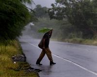 Un hombre se cubre en Santo Domingo. / AP