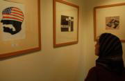 Una mujer iraní observa las caricaturas del concurso sobre el Holocausto en el Centro de Arte del Mundo Islámico