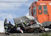 F. ORDÓÑEZ La furgoneta fue arrollada por un tren regional que hacía el recorrido Burgos-Vitoria
