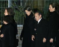 Los Príncipes de Asturias llegan al funeral junto a la abuela paterna de Doña Letizia y su hermana Telma. /REUTERS