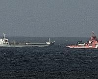 El buque carguero 'Ostedijk' es remolcado por el buque polivalente 'Don Inda' al norte de Estaca de Bares, en la costa norte de Galicia. /EFE