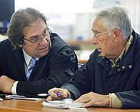 El anestesista Juan Maeso (d), acusado del contagio masivo de hepatitis C a 276 pacientes en varios hospitales de Valencia, junto a su abogado, Francisco Davó, durante la última sesión del juicio contra él. /EFE