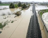 Carreteras interrumpidas por el agua en Tafalla (Navarra). / EFE