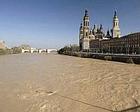 Vista del nivel del río Ebro a su paso por Zaragoza, cuyo ayuntamiento ha establecido una serie de medidas para prevenir las posibles consecuencias de la avenida de dicho río, cuya punta máxima de crecida está previsto que llegue mañana. / EFE
