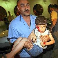 Un palestino llega a un hospital con un niño herido en Gaza, después de una ataque aéreo israelí./ EFE