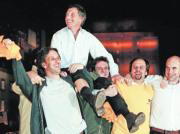 AFP Los seguidores de Macri le sacan a hombros, como en sus tiempos en Boca Juniors, tras ganar la Alcaldía de Buenos Aires