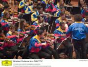 ABC La Joven Orquesta Simón Bolívar de Venezuela, dirigida por Dudamel, durante un concierto