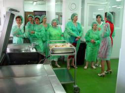 Las alumnas del taller «La Villa» visitan las cocinas del Provincial