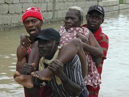 Cerca de un millón de cubanos son evacuados ante el peligro de inundaciones y deslizamientos de rocas del nuevo ciclón del Caribe. /REUTERS