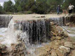 Barranco donde la riada arrastró y mató ayer a las dos mujeres. /EFE