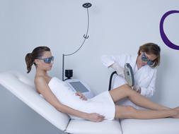 Una usuaria se somete a una depilación con láser en un centro de estética de Madrid. /Archivo